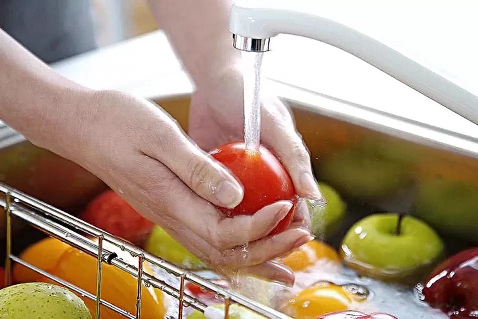 spălarea legumelor și fructelor pentru a preveni infectarea cu viermi