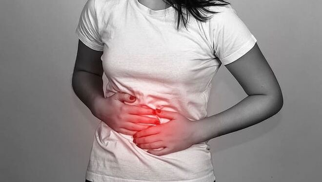 Durerea abdominală este un însoțitor frecvent al prezenței paraziților în intestine. 